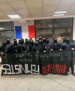 Poliţişti din Paris, anchetaţi după ce au pozat cu un banner feminist confiscat şi întors cu susul în jos
